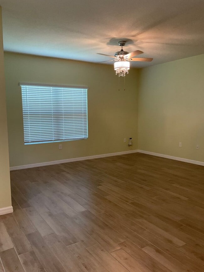 Building Photo - 4 BD/ 2BA in Chestnut Village