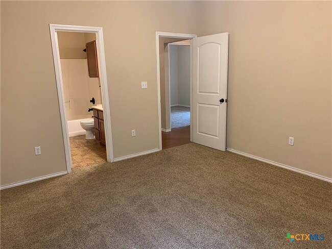 Building Photo - 901 Brown Rock Dr