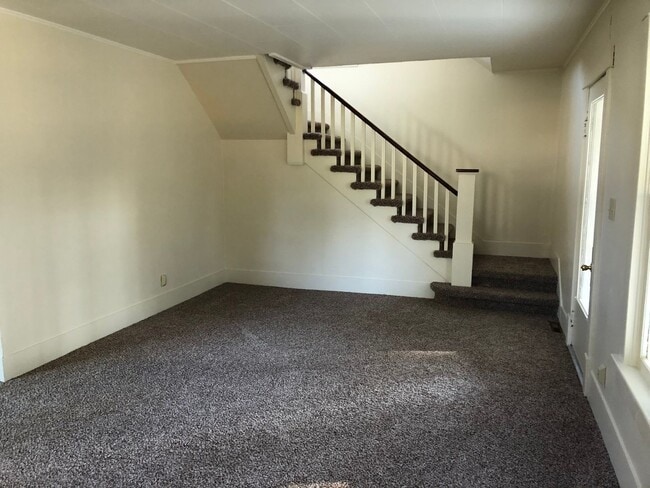 Building Photo - Adorable 3bed/1.5bath Home Close to School...