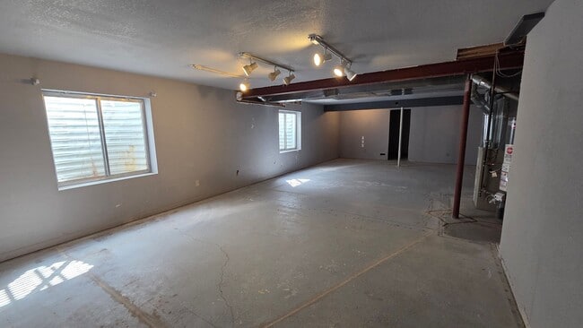 Building Photo - 3 Bedroom 2 Bath Home With Large Unfinished Basement