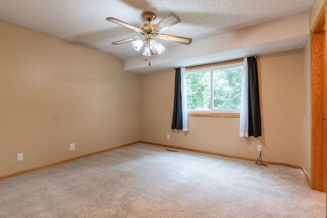 Building Photo - 6012 Fleetwood Dr