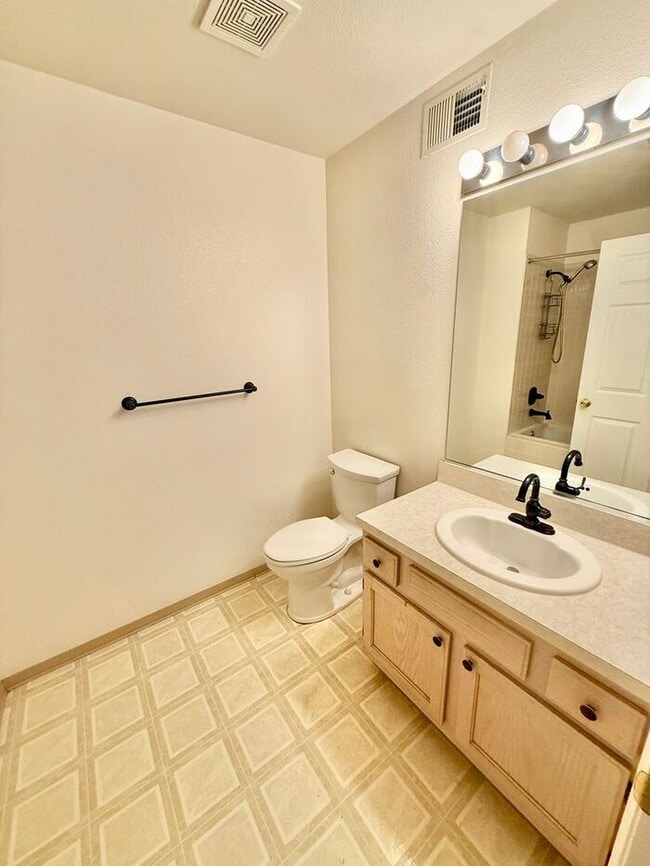 Building Photo - Cozy Two Bed/Two Bath Condo in Convenient ...
