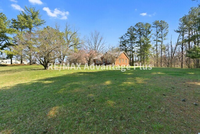 Building Photo - Beautiful brick home with full basement in Prospect