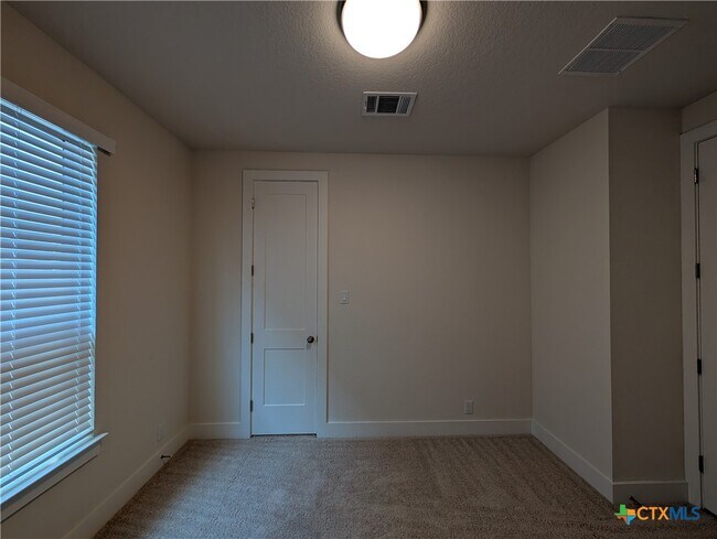 Building Photo - 1052 Easy Gruene