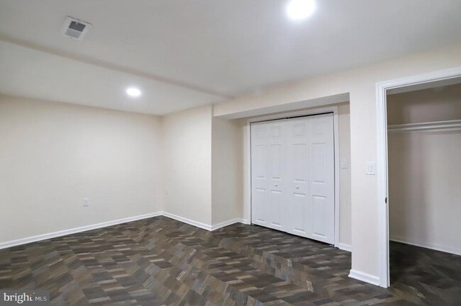 Building Photo - 5 Orchard Pl