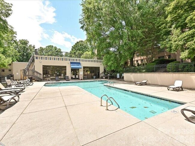 Building Photo - 2441 Vail Ave