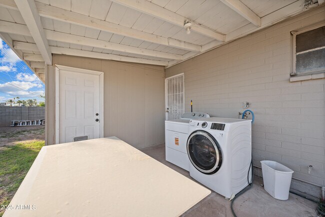 Building Photo - 2057 E 10th St