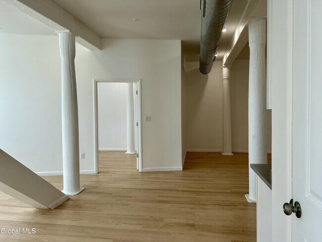 Building Photo - 155 River St