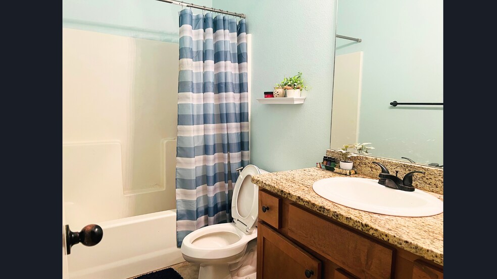 Building Photo - 402 SW Arch St