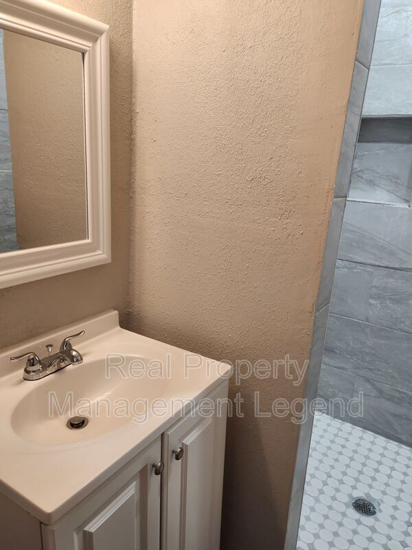 Building Photo - 7009 Corona Dr