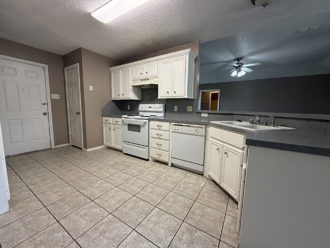 Building Photo - "Charming 3-Bed, 3-Bath Home in Lubbock – Spacious 1,575 Sq Ft Retreat!"