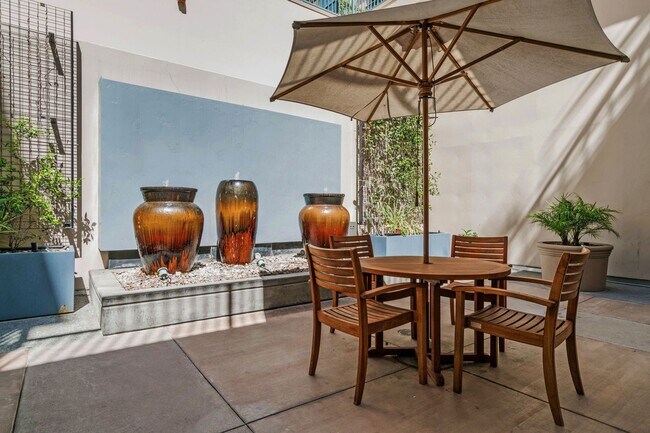 Building Photo - Top Floor Condo in the Gaslamp District!