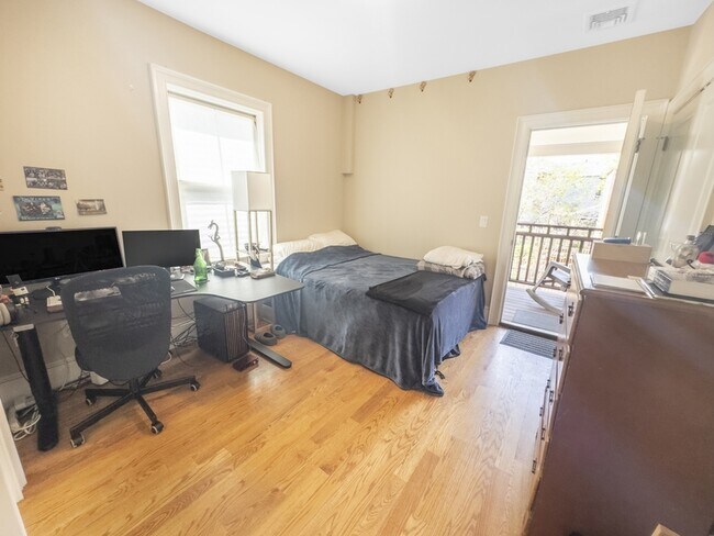 Building Photo - 417 Putnam Ave