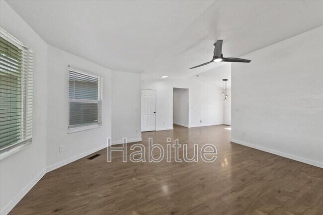 Building Photo - 2041 E Oakridge Ct