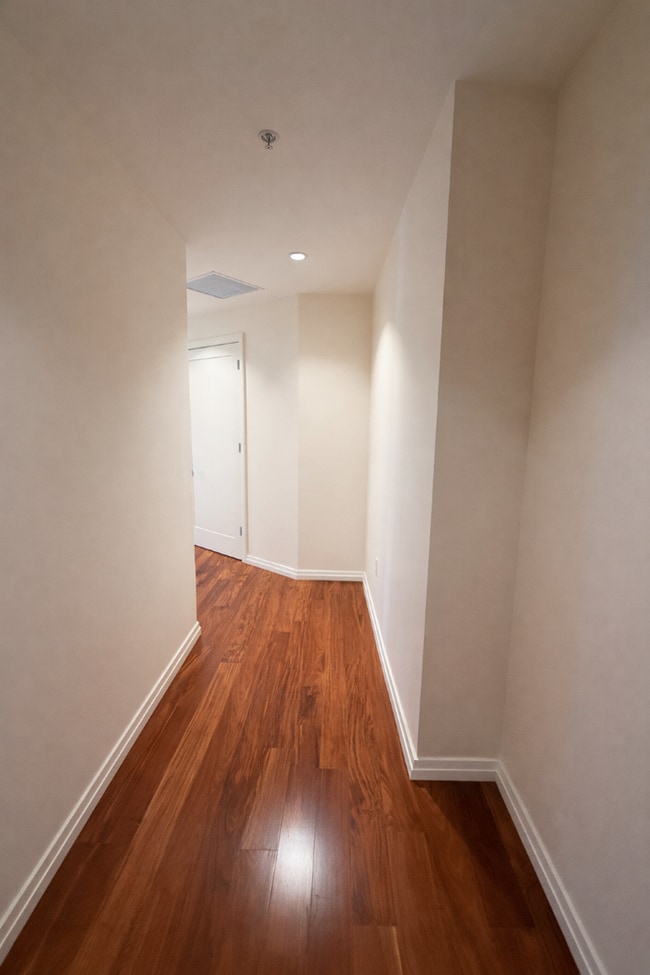 Building Photo - 1Bd/1.5Ba Bellevue Condo