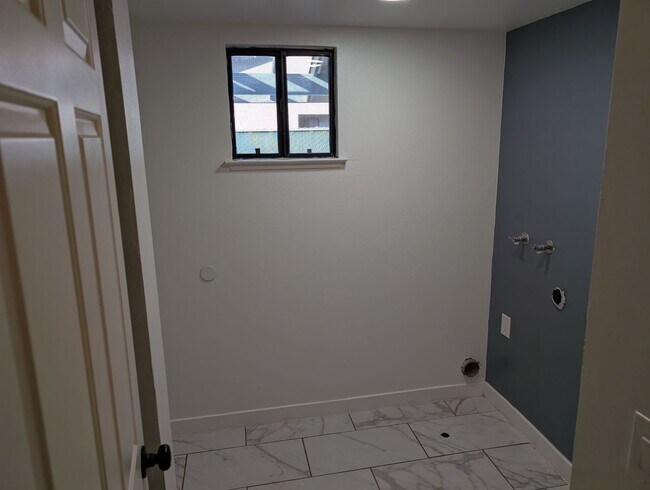 Building Photo - Cute and updated Clovis home offering wonderful amenities, good size lot, a bid backyard + potent...