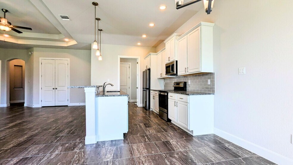 Building Photo - 6931 Comanche Cougar