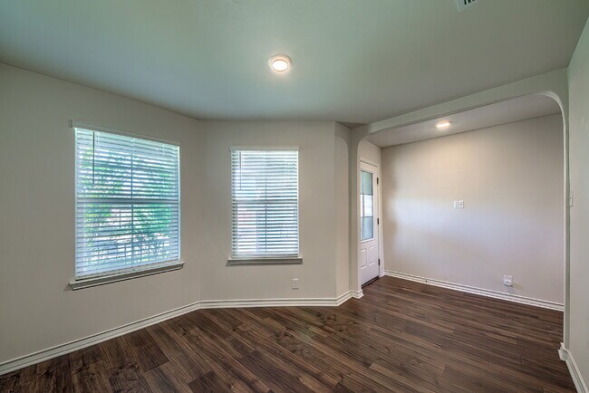 Building Photo - Stunning 4-bedroom offering 50% OFF first month's rent!!