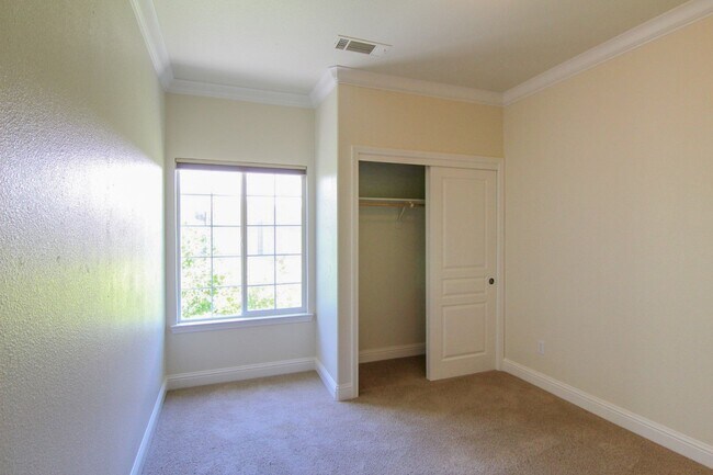 Building Photo - 4 Bedroom Mary Lake Home on Cul-De-Sac