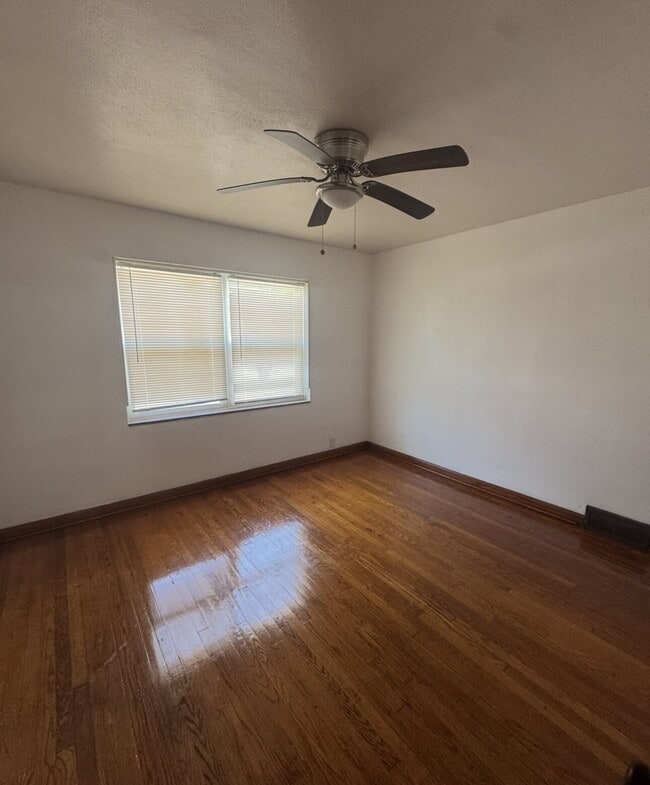Building Photo - ** MOVE-IN SPECIAL. Half Off 1st Months Rent** 1.5-Bedroom Apartment with Bonus Room & Hardwood F...