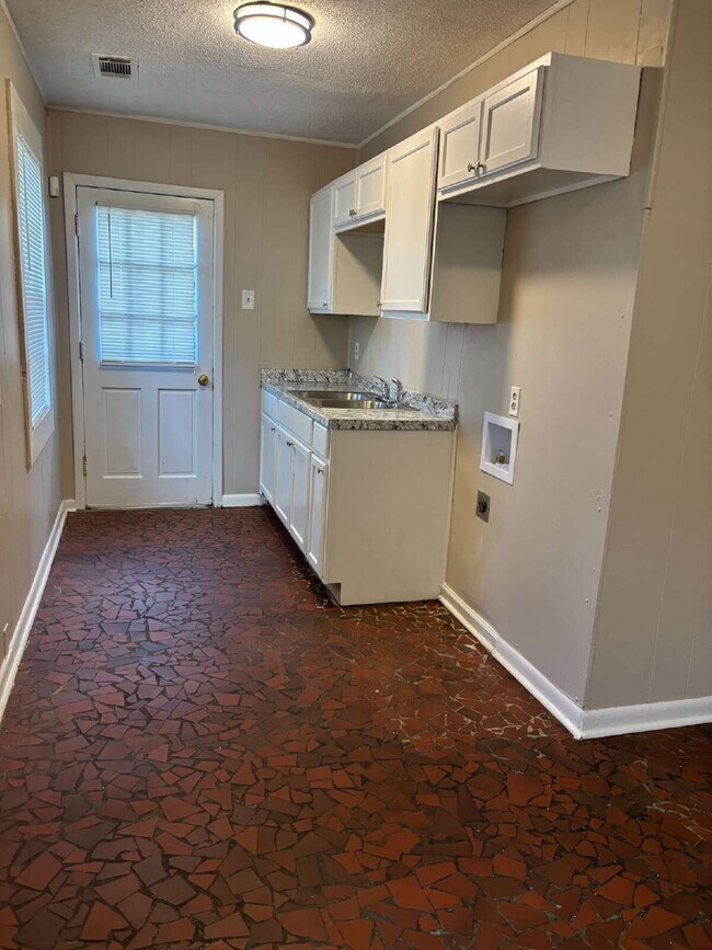 Building Photo - "Charming Living in Memphis: Cozy home with 1 Full Bath!"