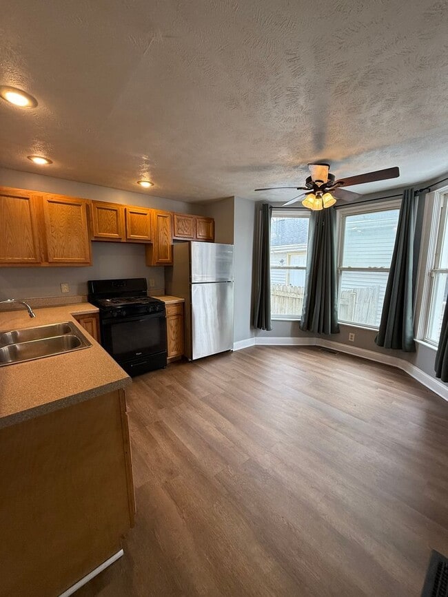 Building Photo - Spacious 4-Bedroom Home with Huge Fenced Backyard!