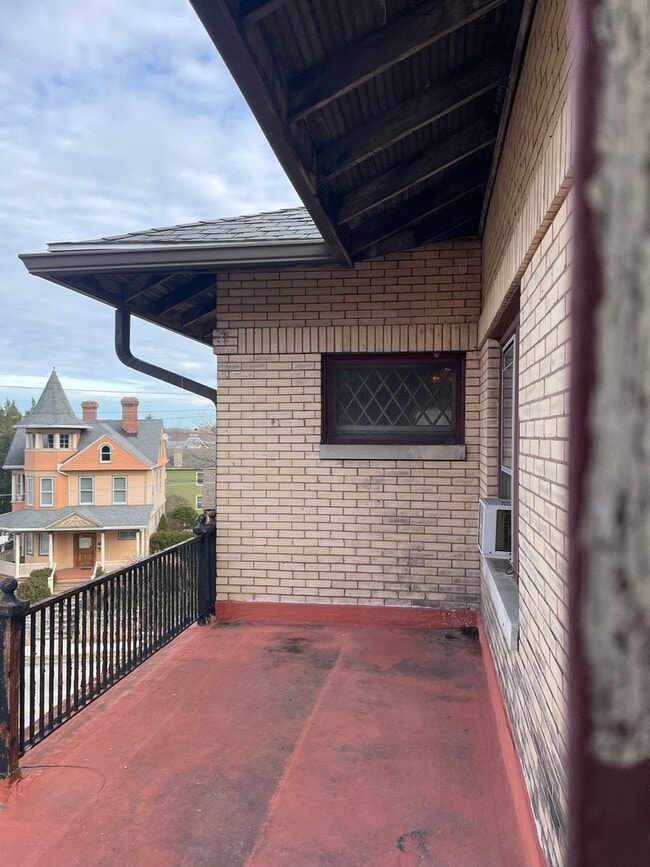 Building Photo - GrandAveW302-6