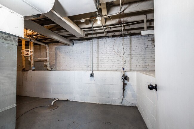 Building Photo - An Adorable 2BD/1BA Home That Has Been Renovated