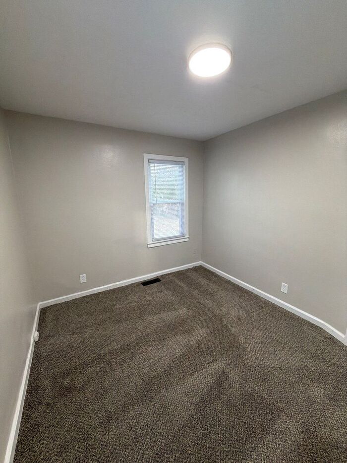 Building Photo - 3005 Linwood Ave