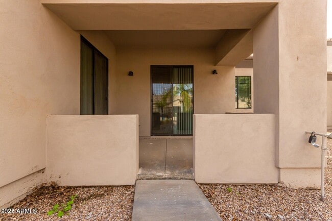 Building Photo - 846 N Pueblo Dr