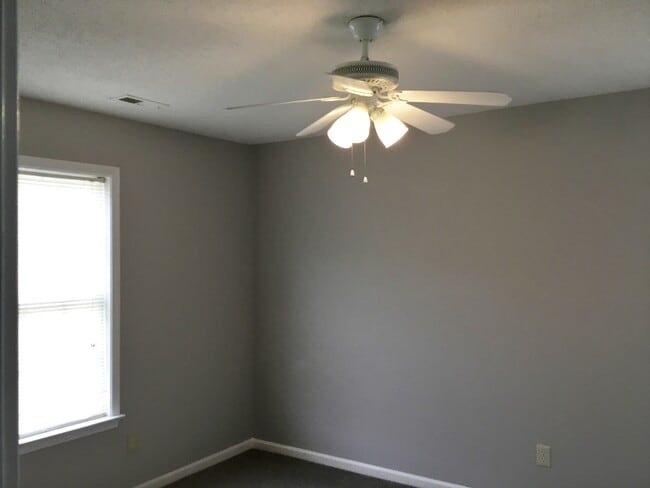 Building Photo - 3 Bedroom in Glenn Eagle Subdivision!