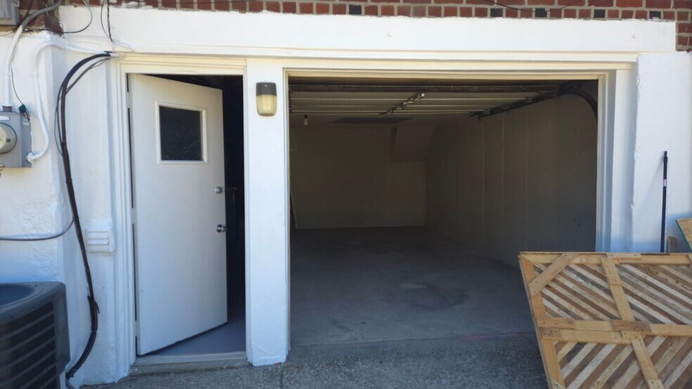 Building Photo - 356 Krams Ave
