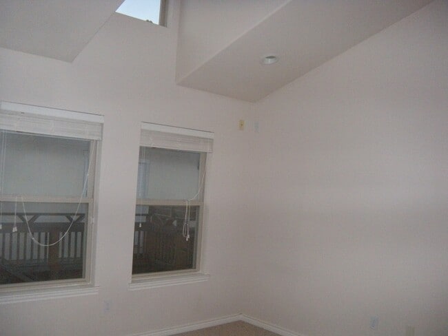 Building Photo - PRE-LEASE NORTH CAMPUS LUXURY 3 BEDROOM AUGUST