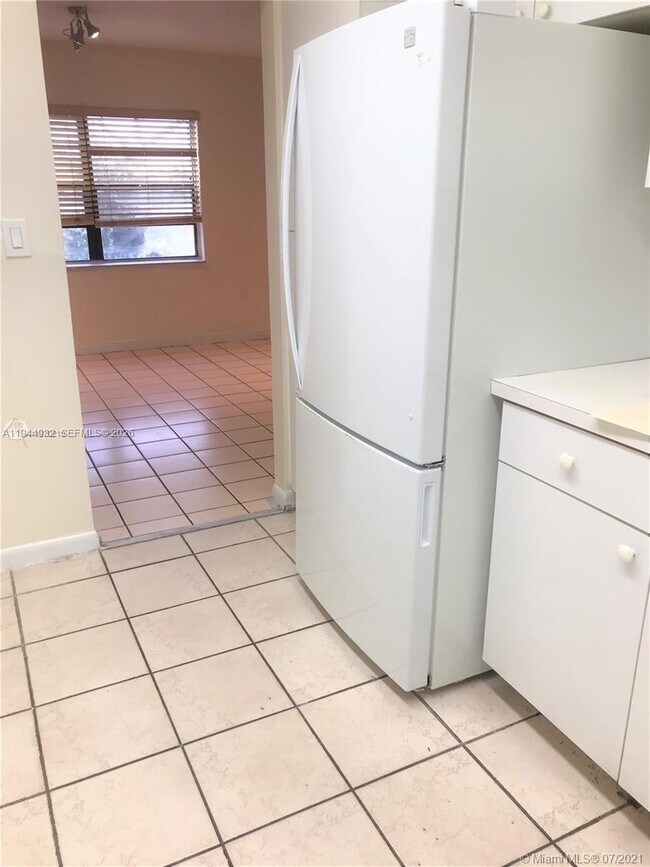 Building Photo - 1325 W 68th St