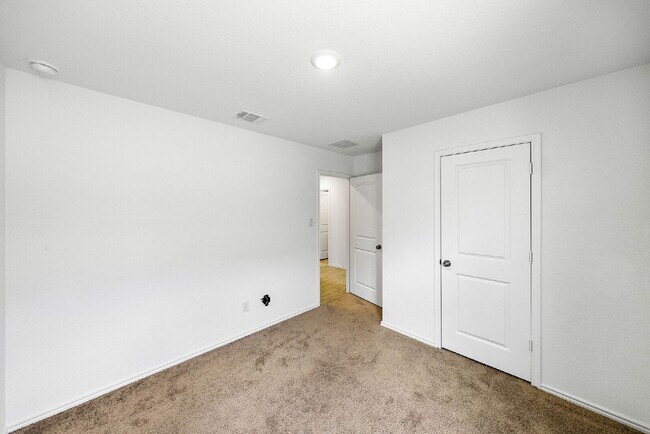 Building Photo - Up to 1 Month of FREE RENT!!!