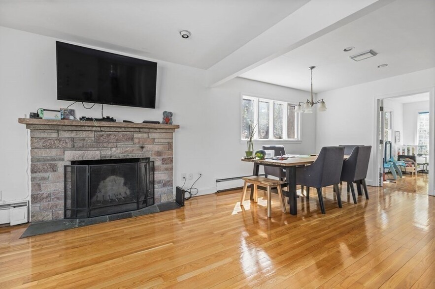 Building Photo - 608 Beacon St