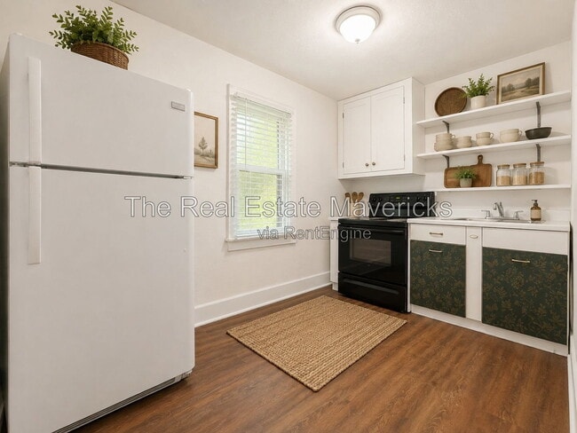 Building Photo - 404 N Seminole Dr