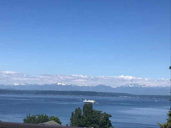 Building Photo - Stunning Sound & Olympic Mountain View Home in North Admiral