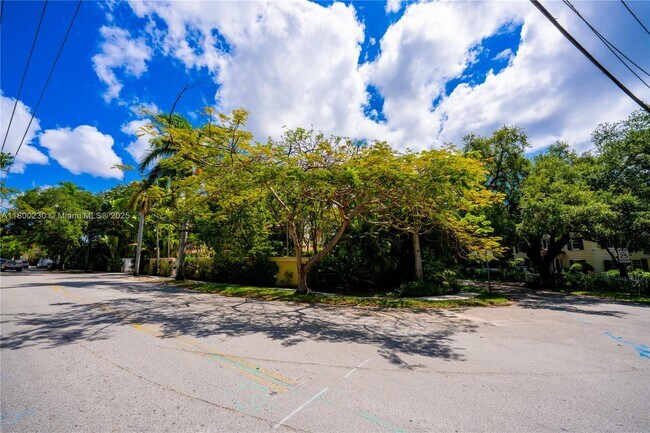 Building Photo - 2855 SW 17th Ave