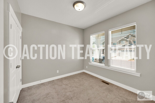 Building Photo - Row End Townhome in Orem!