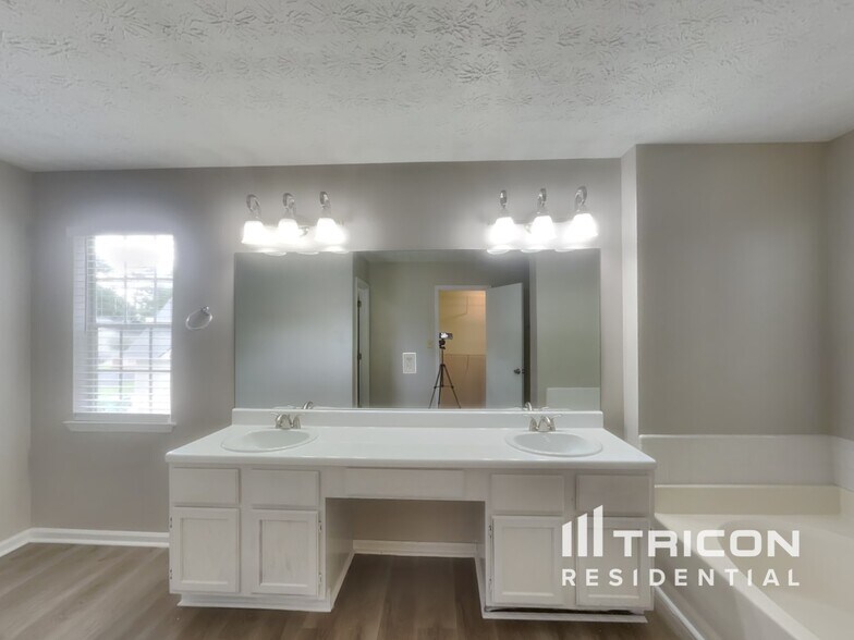 Building Photo - 3591 River Mill Ct