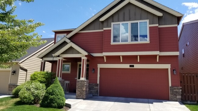 Building Photo - VIDEOTOUR: Stunning Home with Lots of Spac...