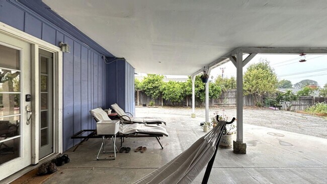 Building Photo - Spacious 4 Bedroom, 3 Bathroom Redlands Home!