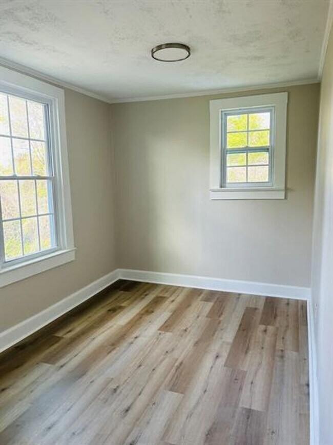 Building Photo - 3/2 Available Now!