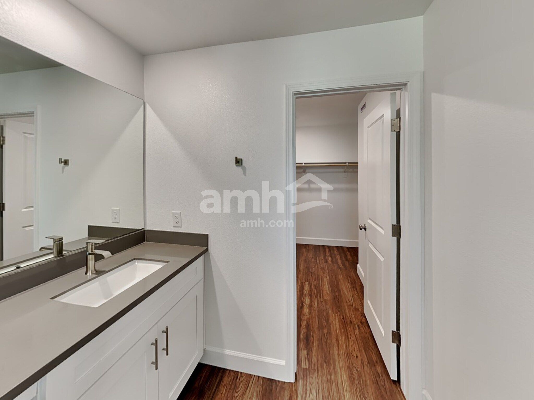 Building Photo - 5847 Vaes Dothrak St
