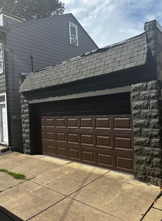 Building Photo - Pittsburgh - 3 Bedroom 1.5 Bathroom