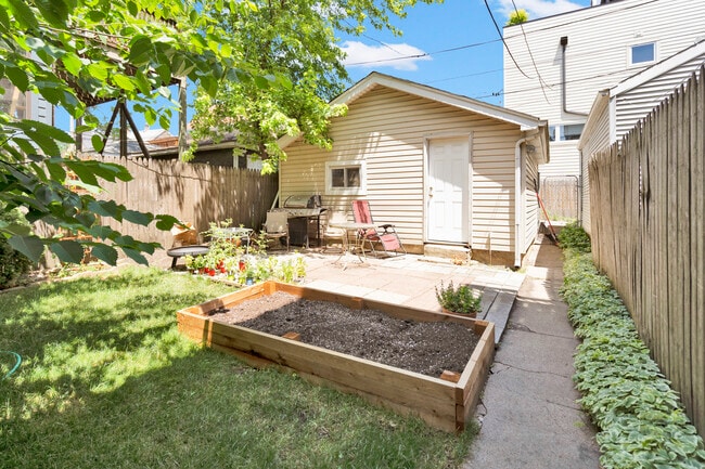 Building Photo - 2133 N Oakley Ave