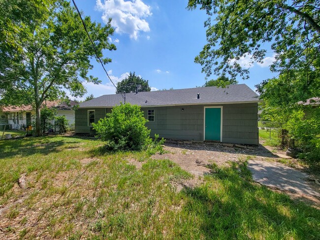 Building Photo - RECENTLY REMODELED 3 BEDROOM LEASE HOME