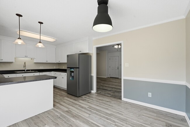 Building Photo - 202 Starcrest Dr