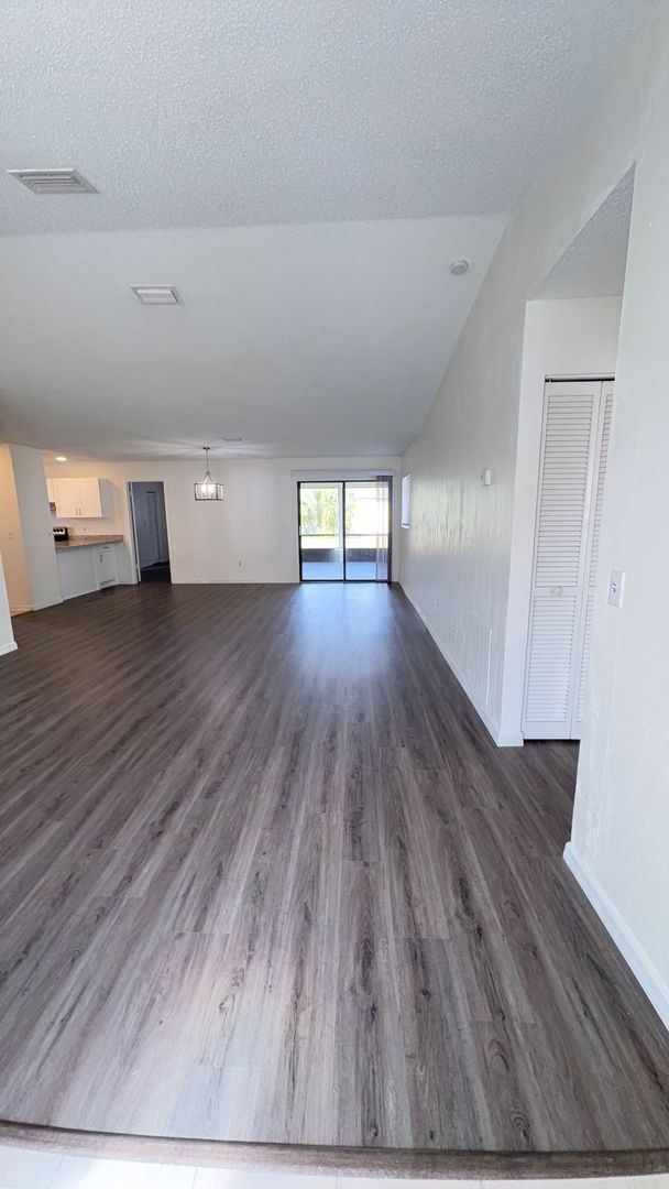 Building Photo - Spacious 3 bedroom, 2 bath, large screened...